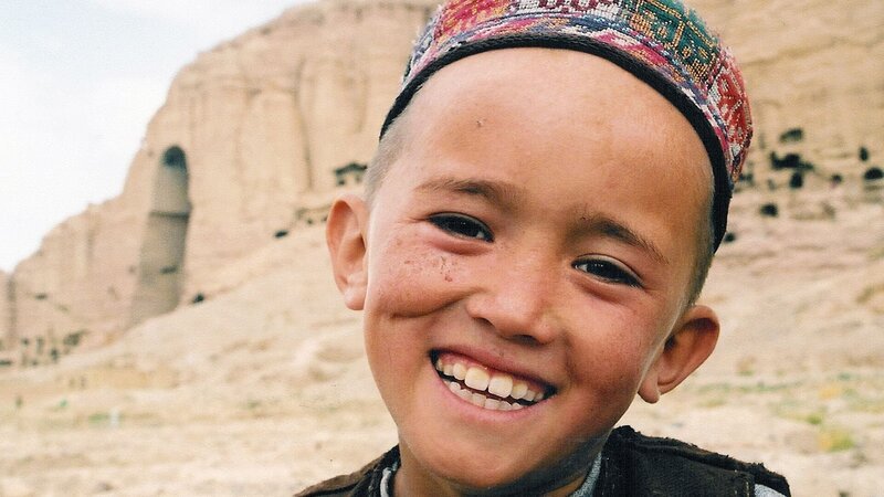 Mir in Bamiyan, August 2002: Nachdem Mirs Dorf zum Kriegsschauplatz wurde, musste er mit seiner Familie in die Höhlen von Bamiyan fliehen. – Bild: Phil Grabsky/Seventh Art Productions Mir in Bamiyan, August 2002: Nachdem Mirs Dorf zum Kriegsschauplatz wurde, musste er mit seiner Familie in die Höhlen von Bamiyan fliehen. – Bild: Phil Grabsky/Seventh Art Productions