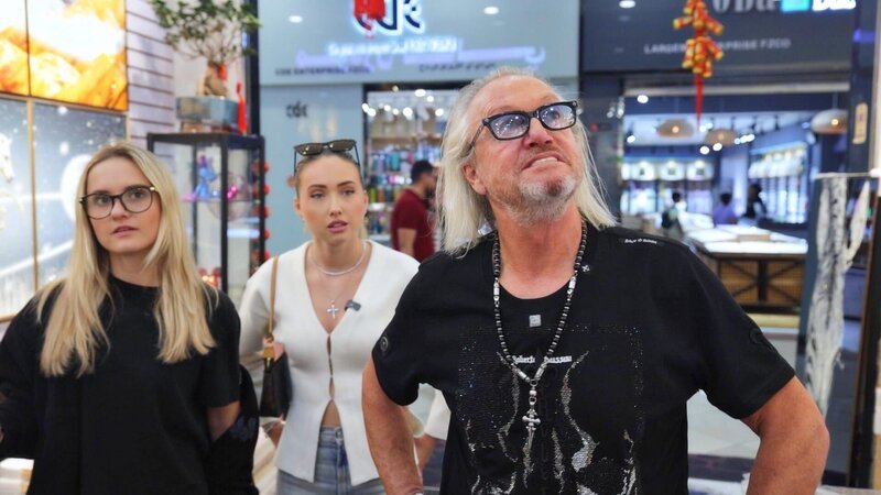 Dramen bei Familie Geiss werden auf unkonventionelle Weise gelöst: Shopping! Da die Familienyacht immer noch defekt ist, wird aus dem geplanten Bootstrip kurzerhand ein Roadtrip. Das erste Ziel der Geissens: Dragon Mart, Roberts Paradies für Schnäppchen in Dubai. Hier kauft er Camping-Equipment, denn im Oman kann man überall campen. Doch Roberts „Glamping“-Idee begeistert seine Frauen nicht im Geringsten.; Dramen bei Familie Geiss werden auf unkonventionelle Weise gelöst: Shopping! Da die Familienyacht immer noch defekt ist, wird aus dem geplanten Bootstrip kurzerhand ein Roadtrip. Das erste Ziel der Geissens: Dragon Mart, Roberts Paradies für Schnäppchen in Dubai. Hier kauft er Camping-Equipment, denn im Oman kann man überall campen. Doch Roberts „Glamping“-Idee begeistert seine Frauen nicht im Geringsten. – Bild: RTLZWEI