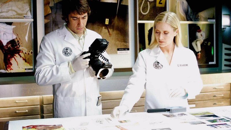 Ryan (Jonathan Togo) und Calleigh (Emily Procter) suchen nach jedem noch so kleinen Detail. Da in einem Mordfall schlampige DNA-Analysen zur Verurteilung eines Verdächtigen geführt haben, muss sich das CSI-Team nochmal auf Spurensuche begeben. – Bild: SUPER RTL