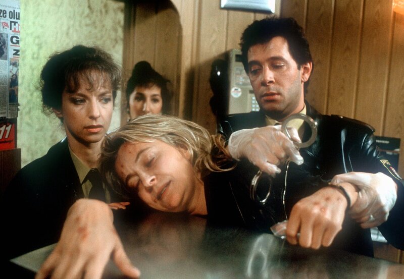 SWR Fernsehen GROßSTADTREVIER, „Lebensretter“, am Sonntag (08.05.11) um 22:45 Uhr. Ellen (Mareike Carrière) und Dirk (Jan Fedder) nehmen in dem türkischen Imbiss eine süchtige Frau (Annette Kluge) fest. Im Hintergrund Karime Vakilzadeh als Imbissbesitzerin. – Bild: NDR (S2) NDR-Pressestelle/​Fotostelle (040) 4156⁠–⁠2306