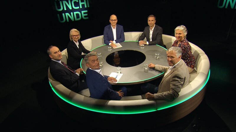 Von links im Uhrzeigersinn: Hubert Aiwanger, Prof. Dr. Monika Schnitzer, Moderator Christian Nitsche, Florian Huettl, Gisela Sengl, Horst Ott und Bertram Brossardt. – Bild: Thomas Schmeding