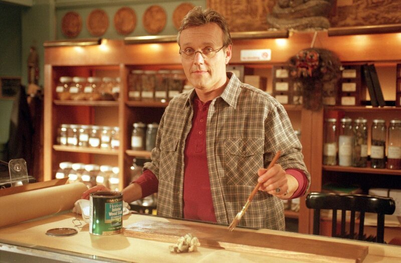 Rupert (Anthony Stewart Head) bereitet sich auf die Jagd nach den Blutsaugern der Nacht vor … – Bild: Dieses Bild darf ausschließlich nach Maßgabe der Allgemeinen Geschäftsbedingungen für die Presselounges der Sender der ProSiebenSat.1 Media SE (AGB) genutzt werden. Die in den AGB festgesetzten Rechteeinschränkungen sind unbedingt  …