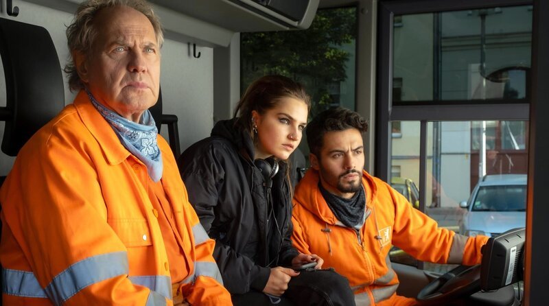 Werner (Uwe Ochsenknecht, li.) und Tarik (Aram Arami, re.) holen sich Unterstützung von Kira (Clara Vogt, Mitte). – Bild: ARD Degeto Film/​Conny Klein