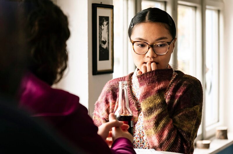 Lien (Nui Nguyen) und Till (Marinus Hohmann) stehen im Kiosk und versuchen, das Geschehene zu klären. – Bild: BR/​Lena Semmelroggen