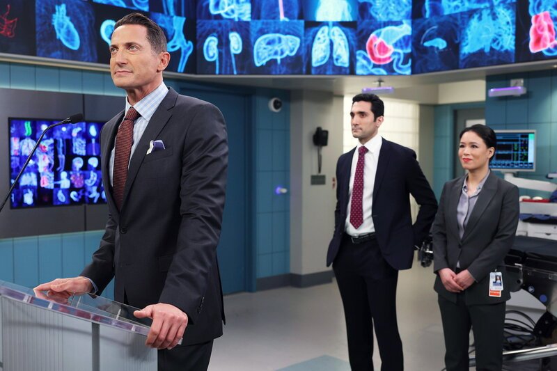 Chicago Med, Staffel 8, Folge 21, Sasha Roiz als Jack Dayton, Dominic Rains als Dr. Crockett Marcel, T.V. Carpio als Dr. Grace Song – Bild: SRF/​NBC Universal