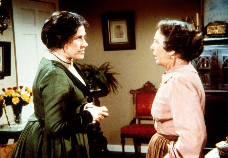 Mrs. Oleson (Katherine MacGregor, l.) erklärt Anna (Iris Korn, r.), dass sie durch ihre Liebe zu Reverend Alden dessen Stellung in der Kirche gefährdet. – Bild: Sat.1 Gold Mrs. Oleson (Katherine MacGregor, l.) erklärt Anna (Iris Korn, r.), dass sie durch ihre Liebe zu Reverend Alden dessen Stellung in der Kirche gefährdet. – Bild: Sat.1 Gold