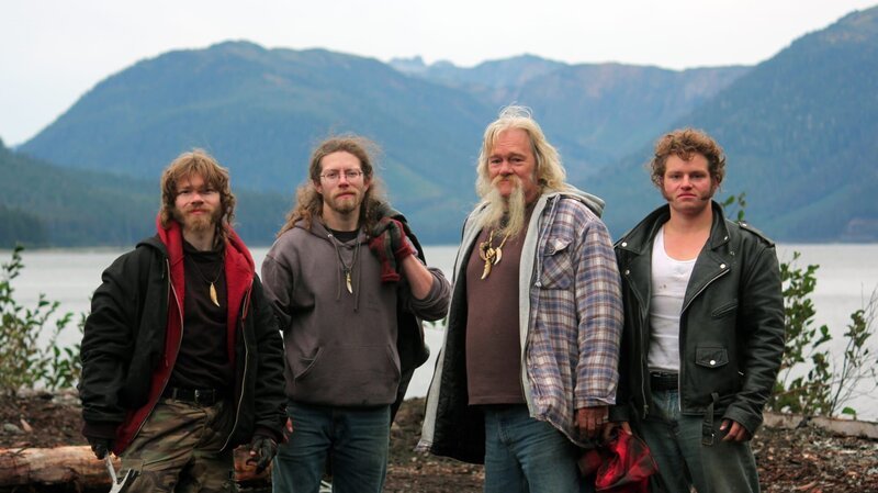 L-R: Bear Brown, Bam Brown, Billy Brown and Gabe Brown standing together. – Bild: Discovery Channel