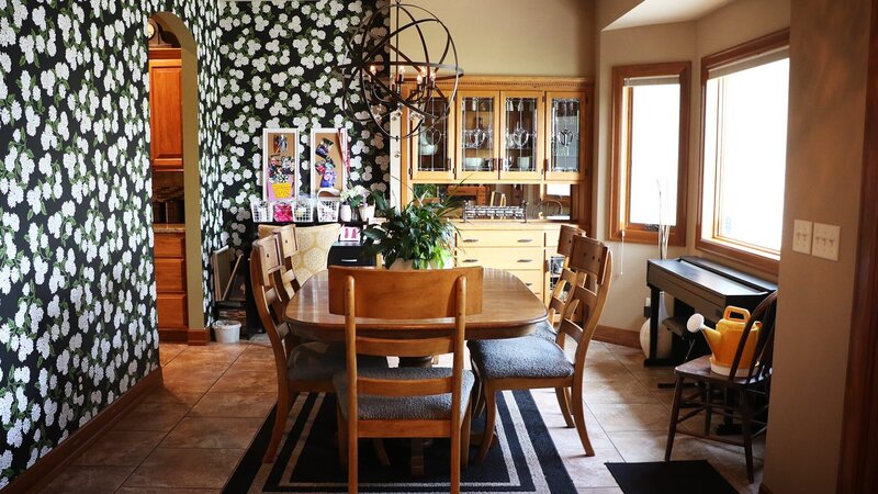 Dekoriertes Zimmer – Bild: Warner Bros. Discovery