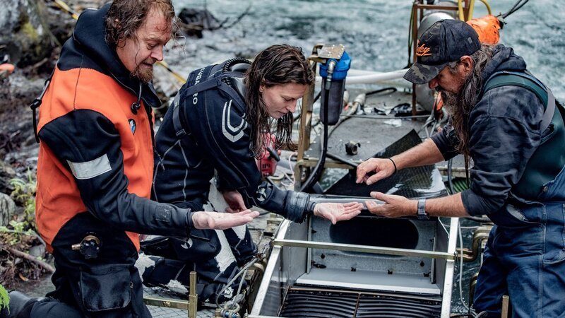 Mark Stamper, Kayla Johanson und Paul Richardson suchen im Schleusenkasten nach Gold. – Bild: Raw Tv Limited /​ Photobank /​ Discovery Communications LLC