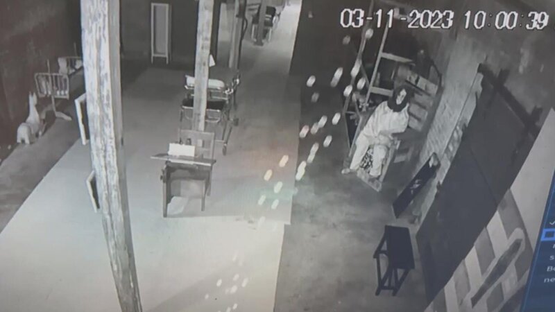 Mysterious orbs fall from the ceiling in a room at the Museum of Shadows in Omaha, Nebraska – Bild: Nate Raterman and Kaleigh Raterman