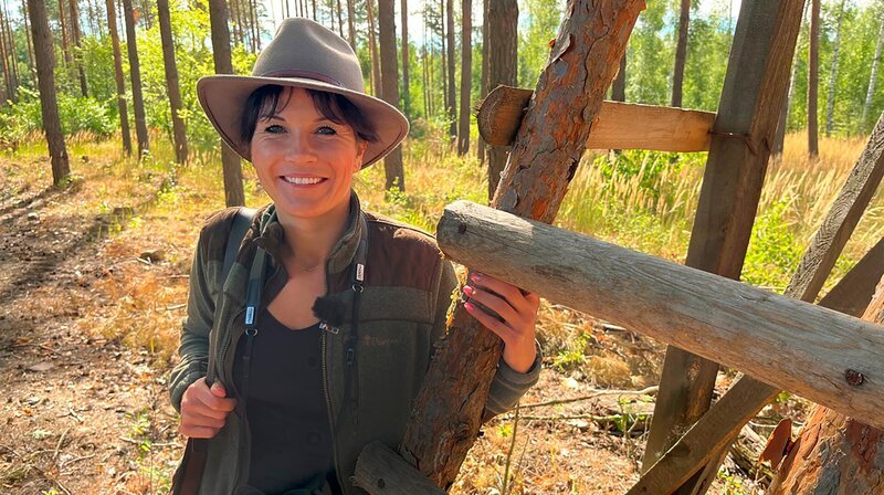 Immer mehr Frauen jagen, auch in der Lausitz, im Süden Brandenburgs. Die unberührten Wälder rings um die noch bestehenden oder ehemaligen Braunkohletagebaue sind ideale Rückzugsgebiete für das Wild. – Bild: rbb/​Konstanze Schirmer