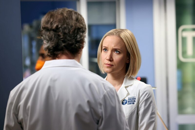 Sie muss sich durchsetzen: Steven Weber als Dr. Dean Archer, Jessy Schram als Dr. Hannah Asher. – Bild: NBC /​ Universal