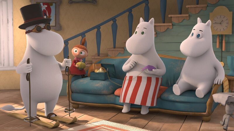 Muminpapa (l.) trainiert Mumintroll (r.) für das Skirennen. – Bild: ZDF/​Moomin Characters/​Gutsy Animations