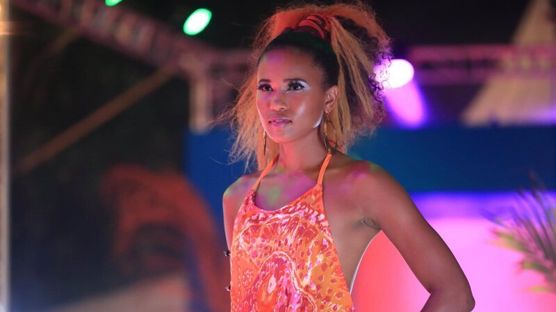 Das Model Rosey Fabrice (Fola Evans-Akingbola) auf dem Laufsteg einer Fashion-Show. – Bild: ZDF