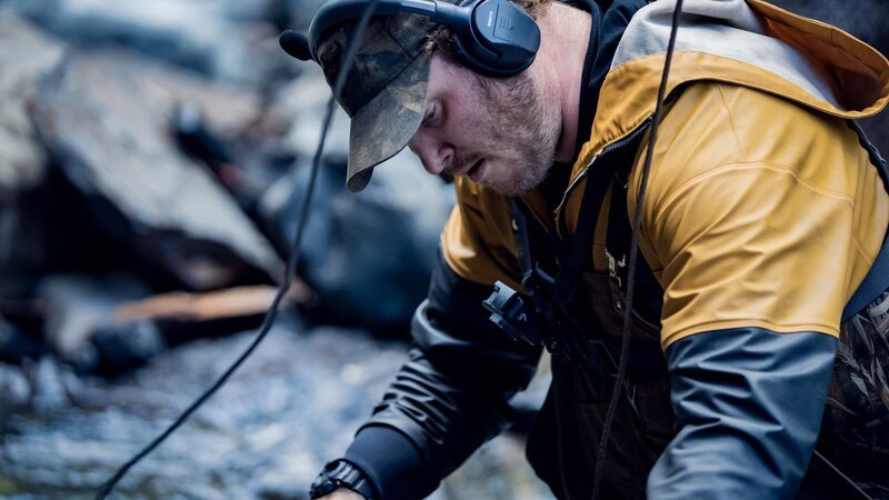 Scott Allen arbeitet. – Bild: Raw Tv Limited /​ Discovery Communications LLC