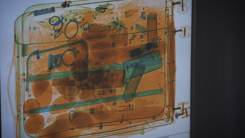 Röntgenaufnahme des Koffers. – Bild: Warner Bros. Discovery