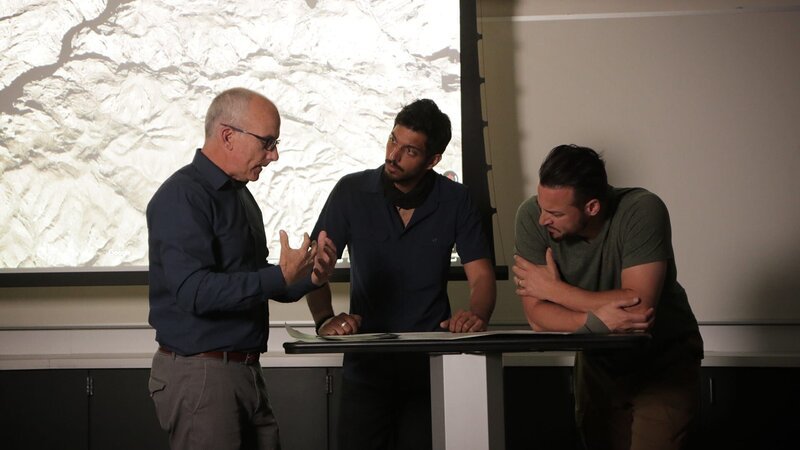 Justin Fornal(r.) and research colleague Emiliano Ruprah (m.) want to determine the location of the gold mine. – Bild: Discovery Channel