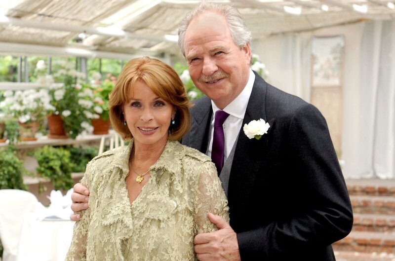 Senta Berger, Friedrich von Thun – Bild: PLURIMEDIA (SWR /​ NDR /​ Degeto /​ Caro von Saurma)