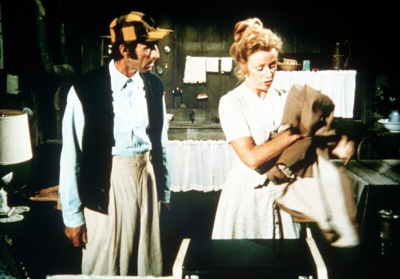Sissy Tucker (Cissy Wellman, r.) verlässt ihren Mann Yancy (Robert Donner, l.). Der kann ihren Entschluss nicht begreifen. – Bild: WARNER BROS. INTERNATIONAL TELEVISION
