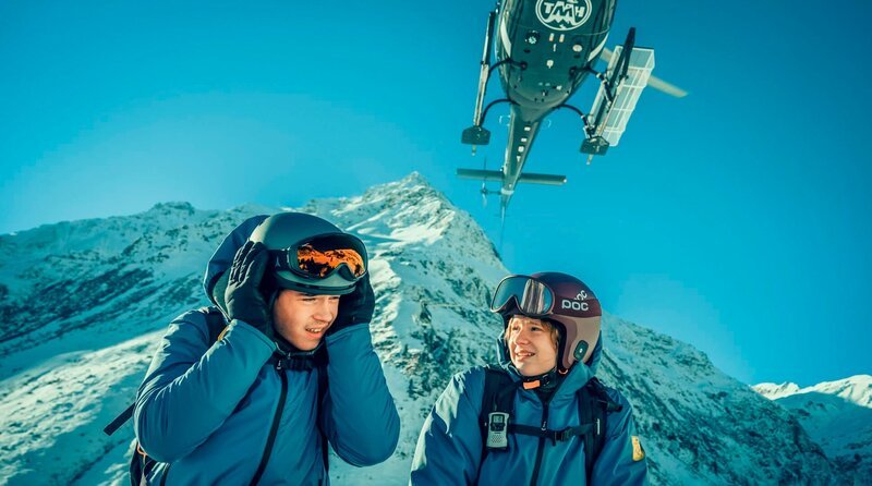 Von links: Luca Rossi (Mikka Forcher) und Dani Strobl (Emilia Warenski). – Bild: ORF/​BR/​SRF/​Superfilm Filmproduktions GmbH/​Stefanie Leo