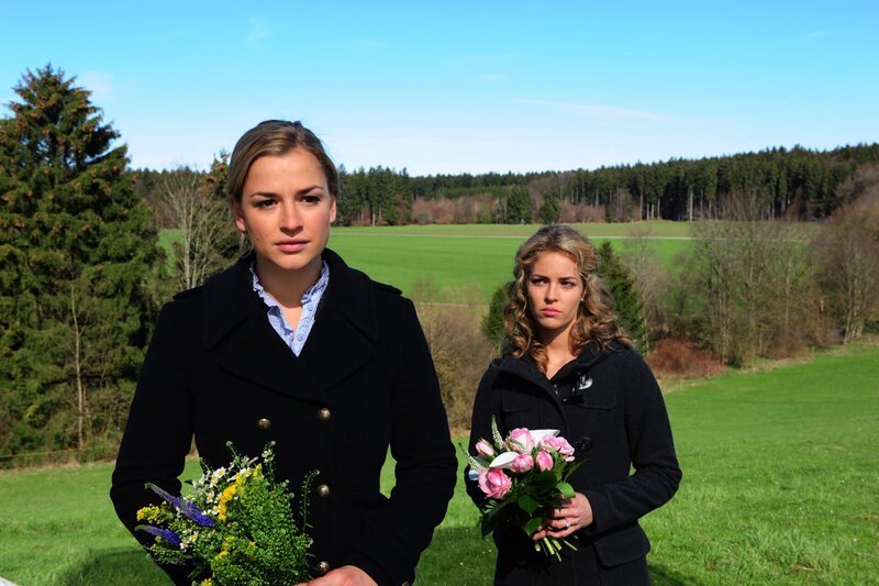 Theresa; Kristin – Bild: ARD /​ Ann Paur