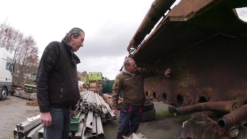 Michael Manousakis (l.) – Bild: Warner Bros. Discovery