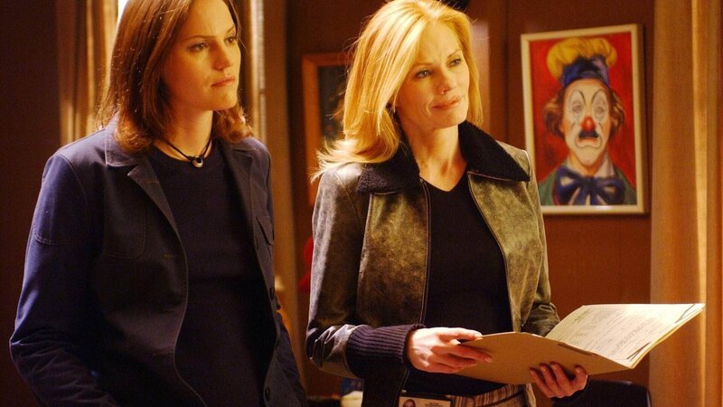 Auf einer Müllhalde wurde ein toter Clown gefunden. Sara (Jorja Fox, l.) und Catherine (Marg Helgenberger) wenden sich an Agenturen, die Clowns für Kindergeburtstage vermitteln und stoßen so auf Donny Zonko alias Doodles. – Bild: TVNOW /​ CBS