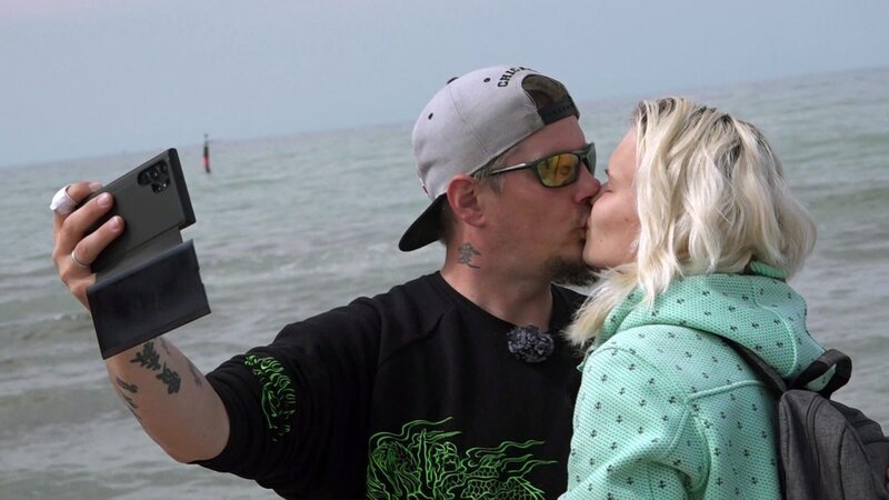 Cindy und Ossi genießen ein paar schöne gemeinsame Tage in Rostock. Die beiden lassen es sich richtig gut gehen. – Bild: RTL Zwei