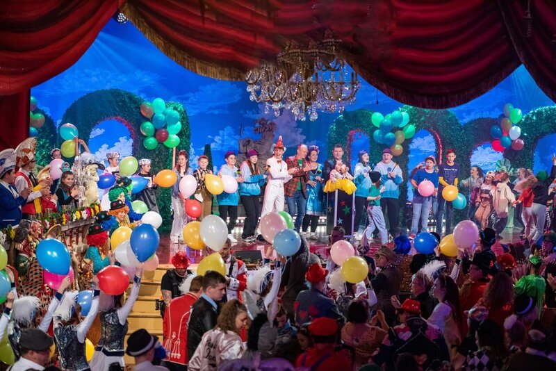 Dass nicht nur die „Großen“ Fastnacht können, beweist der Narrennachwuchs in Veitshöchheim. Bereits zum fünfzehnten Mal bietet die Sendung einen Mix aus ideenreichen Bütten, Musik und Tanz: Finale der „Narrennachwuchssitzung“. – Bild: BR/​Fastnacht-Verband Franken/​Susanne Speckner