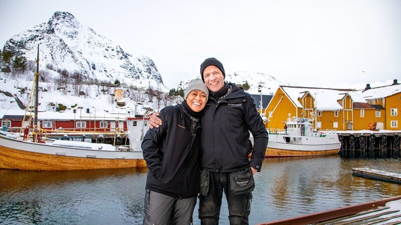 Moderatorin Monica Galetti mit Wartungsleiter Roald im Nusfjord Arctic Resort, Norwegen – Bild: SRF/​BBC Studios