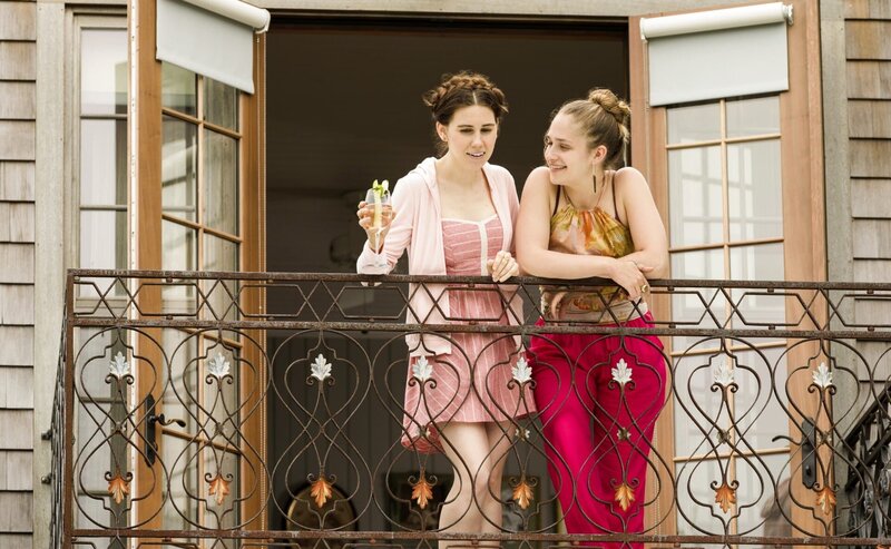 Shoshanna Shapiro (Zosie Mamet, l.) und Jessa Johansson (Jemima Kirke). – Bild: Turner