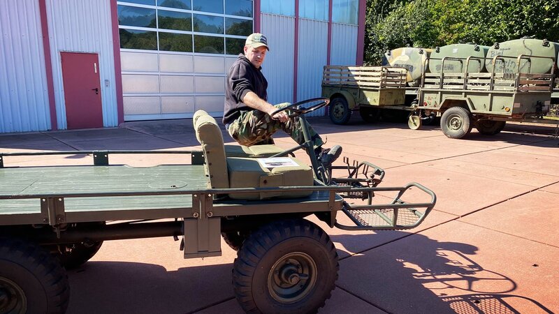 Der Mechaniker prüft das Lenkrad. – Bild: Warner Bros. Discovery