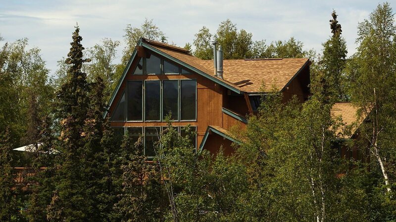 As seen on Living Alaska, potential buyers Eric and Melissa Bleakney are embarking on a new adventure with their two boys, Ethan and Hunter, as they move from Colorado to the Mat- Su Valley. They are searching for their dream home which would allow them to walk out the front door and go hunting and fishing. This hilltop house in Anchorage, AK is beautiful, but didn’t meet all of the family’s needs. – Bild: HGTV/​Scripps Networks, LLC