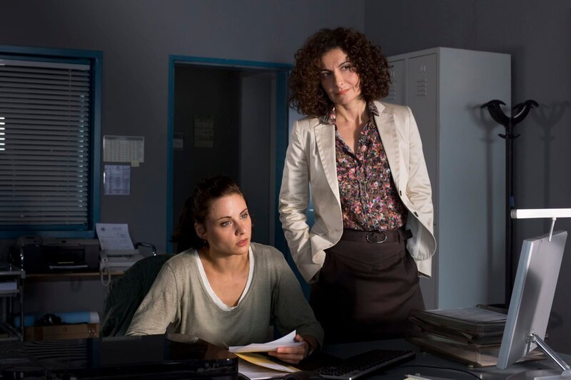 Zobel (Proschat Madani, r.) erkundigt sich bei Nina (Julia Schäfle, l.) über den Stand der Ermittlungen. – Bild: ARD/Georges Pauly Zobel (Proschat Madani, r.) erkundigt sich bei Nina (Julia Schäfle, l.) über den Stand der Ermittlungen. – Bild: ARD/Georges Pauly