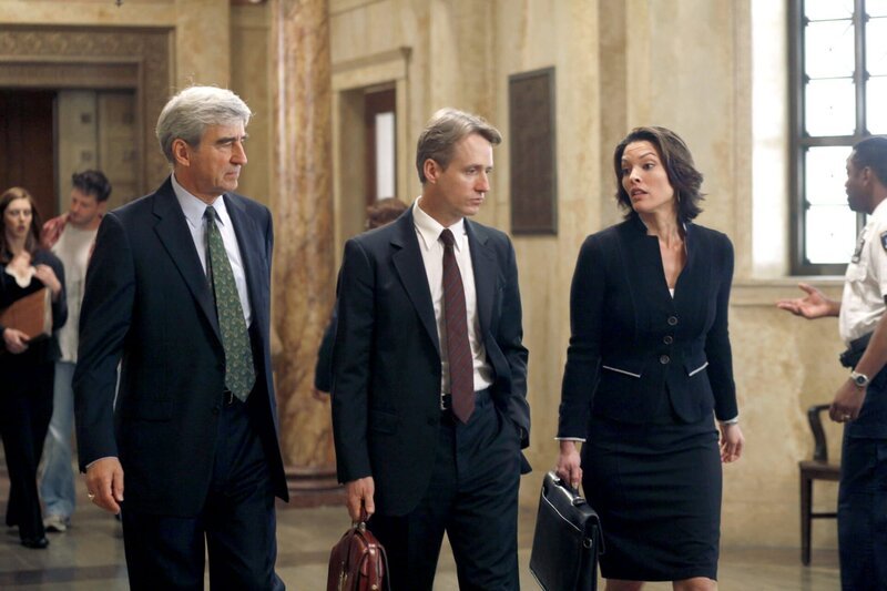 Zwischen den Staatsanwälten (v.li.) McCoy (Sam Waterston), Cutter (Linus Roache) und Rubirosa (Alana De La Garza) kommt es zu einem Eklat, als Rubirosa gegen die Absprache der Dienststelle einen Alleingang unternimmt. – Bild: PLURIMEDIA (NBC Universal, Inc.)