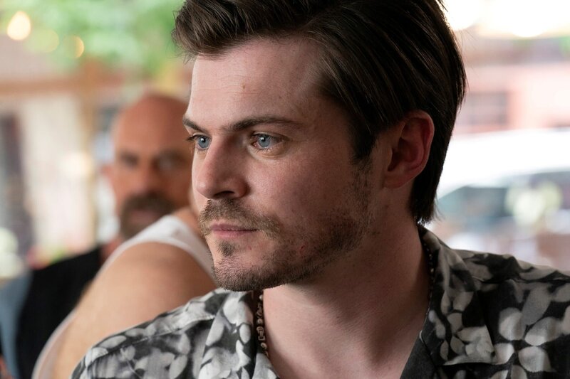 LAW & ORDER: ORGANIZED CRIME -- „For A Few More Leke More“ Episode 204 -- Pictured: Chris Mason as Luka Hasa -- (Photo by: Virginia Sherwood/​NBC) – Bild: NBC /​ Universal /​ Die Verwendung ist nur bei redaktioneller Berichterstattung im Rahmen einer Programmankündigung ab 2 Monate vor der ersten Auss /​ © 2021 Universal Television LLC. ALL RIGHTS RESERVED.