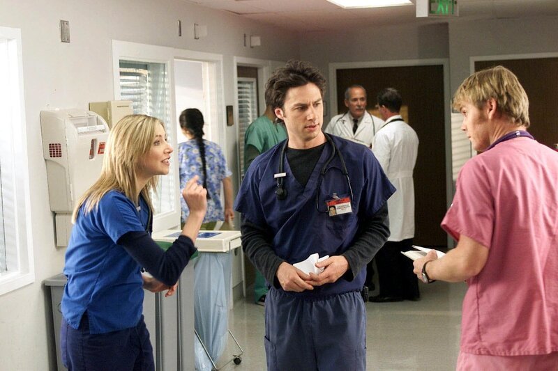 Zur großen Verärgerung von J.D (Zach Braff, M.) und Co. wird in der Klinik das Erscheinen eines Kollegen namens Dr. Fisher (Jay Mohr, r.) angekündigt, der eine eigene Praxis in der Stadt betreibt und sich nun exklusiv im „Sacred Heart“ um eine seiner Patientinnen kümmern will … – Bild: ORF (FS1/​FS2)