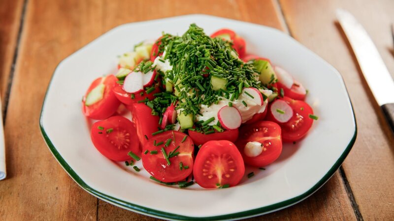 Tomatensalat im „Nyhavns Færgekro“ in Kopenhagen, Dänemark. – Bild: ORF/​Warner/​The Travel Channel
