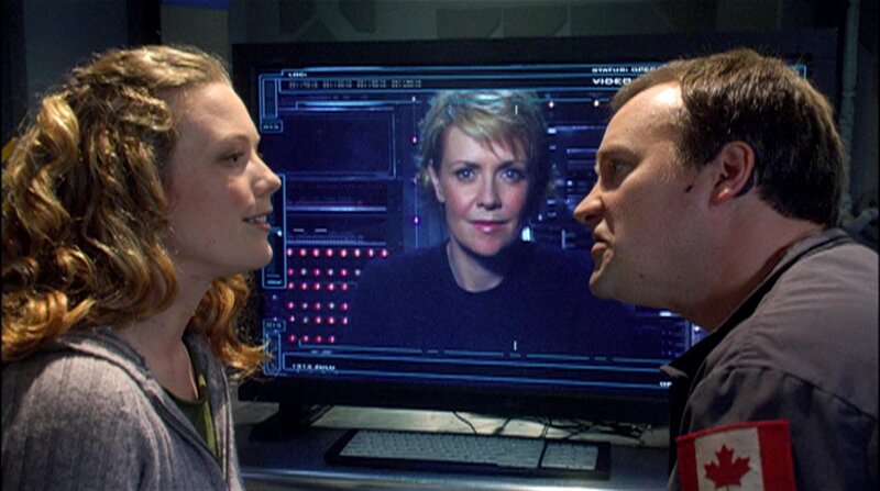 Jeannie (Kate Hewlett, li.) und Rodney (David Hewlett, re.) liegen sich immer wieder in den Haaren … – Bild: SYFY