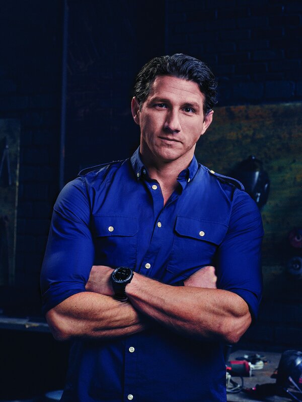 Sucht gemeinsam mit einer dreiköpfigen Jury den besten Waffenschmied: Moderator und US-Army- und Air Force-Veteran Wil Willis, der diesmal die Kandidaten in nur fünf Tagen ihre Version einer Kampfaxt der Wikinger fertigen lässt … – Bild: A&E Television Networks Lizenzbild frei