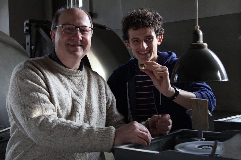 Julian mit Edelsteinschleifer Bernhard (links). In seiner Werkstatt im Schwarzwald wollen die beiden gemeinsam einen Stein zum Funken schlagen bringen. – Bild: BR/​megaherz gmbh/​Josef Mayerhofer