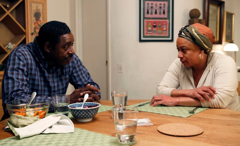 LAW & ORDER -- „Boy Gone Astray“ Episode 2007 -- Pictured: (l-r) Ernie Hudson as Frank, S. Epatha Merkerson as Det. Anita Van Buren -- NBC Photo: Will Hart – Bild: NBC Universal, Inc. /​ 13TH STREET