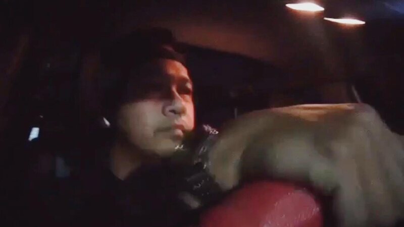 A taxi driver in the Philippines driving his car – Bild: Jerico Gapuz