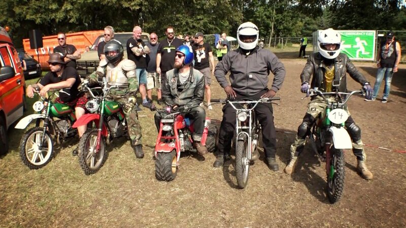 Shopping-Fieber in den USA: Michael Manousakis hat auf seiner Einkaufstour Nachschub für den Hof in Peterlahr ausfindig gemacht. Um die Speditionskosten einzusparen, will der Ober-„Steel Buddy“ den alten Trailer und die gelben Schulbusse eigenhändig an die Ostküste überführen. In einem Flugzeugmuseum lockt zudem eine HU 16. Dieses Modell hat der flugaffine Fahrzeughändler schon seit Jahren auf seiner Liste. Stephan und Karl gönnen sich ebenfalls eine Auszeit vom Schrauberalltag. Das Duo brettert beim „Werner-Rennen“ über eine buckelige Matschpiste. – Bild: DISCOVERY DEUTSCHLAND