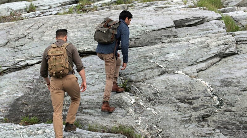 L-R: Justin and Emiliano walking up some rocks. – Bild: Science Channel /​ Discovery Communications, LLC