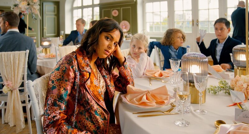 Gina (Taneshia Abt, vorne) – Bild: ORF/​Pro7/​Leonine