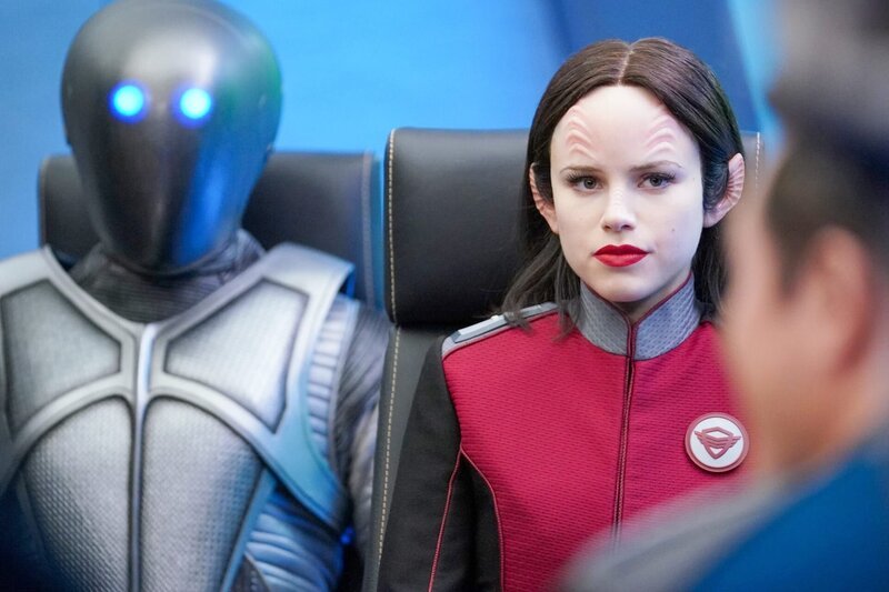 L-R: Isaac (Mark Jackson) und Lt. Alara Kitan (Halston Sage) – Bild: ORF/​PRO7