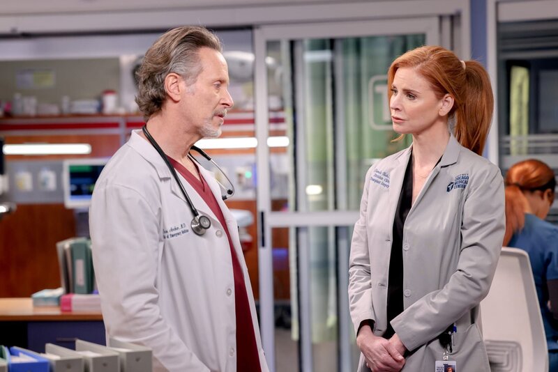 L-R: Dr. Dean Archer (Steven Weber) und Dr. Pamela Blake (Sarah Rafferty) – Bild: NBC