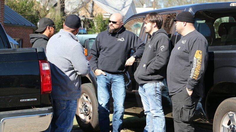 The Tennessee Wraith Chasers talking around their trucks. – Bild: Discovery Communications/​JASON FAY/​JASON FAY