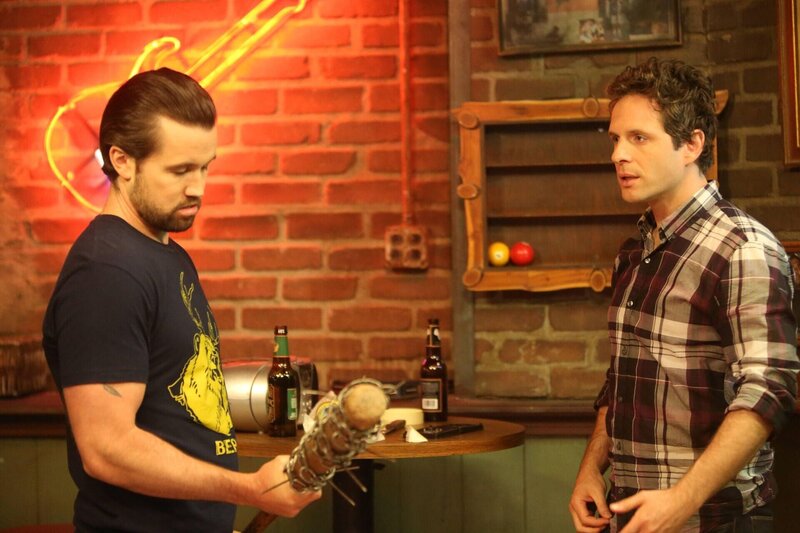 Mac (Rob McElhenney, l.); Dennis Reynolds (Glenn Howerton, r.) – Bild: 2013 Bluebush Productions, LLC. All rights reserved. Lizenzbild frei